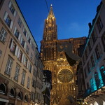 Christian - 店前から見上げる朝の大聖堂