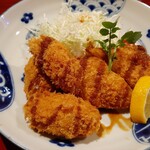 西梅田 禅園 - 本日のメインは揚げたて広島産牡蠣フライとサーモンフライ、牡蠣は中サイズだけど肉厚でジューシー