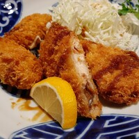 西梅田 禅園 - しっとり柔らかで程よい旨味のサーモンフライ、みじん切りの野菜たっぷりタルタルソースやレモンが合う！
