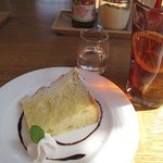 カフェ・ロシェ - ドリンクとデザートのシフォンケーキ