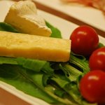 '69 DELICATESSEN - チーズはカマンベール　ボカージュとパルミジャーノ・レッジャーノ　EXTRA DOPを合わせました