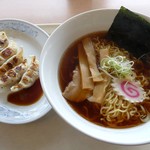ピッコリー - 料理写真:醤油ラーメン＆餃子セット(2012/04/04撮影)