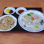 中央軒 - 自家製スープ餃子とチャーハン（ハーフ）がお得なセットに！女性にオススメ☆