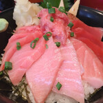 焼津港 みなみ - 自慢のアレ！
      特選みなみマグロの三昧丼+具とご飯大盛1550円