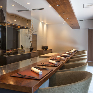 The synergy of cuisine, tableware, and space delights the senses with gourmet experiences.