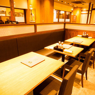 気軽な友人との食事や、お仕事終わりの同僚との一杯にも役立つ席を2～16席ご用意！