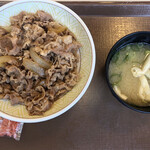 すき家 - 牛丼中盛みそ汁つき（500円）