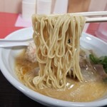 山嵐 - 海老と道産鶏のつみれ団子みそ豚骨ラーメンの麺リフト