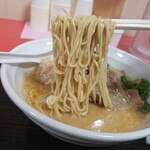 山嵐 - 海老と道産鶏のつみれ団子みそ豚骨ラーメンの麺リフト