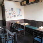 三日月 - 2階のテーブル席