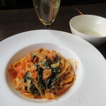 三日月 - あさりとちぢみほうれんそうのトマトクリームパスタ