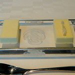 ア・ニュ ルトゥルヴェ・ヴー - バターには岩塩を載せて