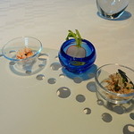 ア・ニュ ルトゥルヴェ・ヴー - ちっちゃなアミューズを穴ぽこに嵌めて行きます。