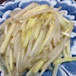 Stir-fried yellow chives and bean sprouts