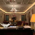 ロイヤルクリスタルカフェ - 手前左側にあるガラス作品もルネラリック