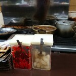 牛すじカレー 小さなカレー家 - 卓上の"らっきょう"と"福神漬け"