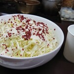 牛すじカレー 小さなカレー家 - "コールスロー(大)"は100円。紙コップとのサイズを比べてみてください♪