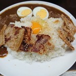 牛すじカレー 小さなカレー家 - 本日の料理…牛スジカレー並(450円)、味噌豚(200円)、生たまご(50円)、ゆで玉子(50円)にコールスロー(100円)で〆て850円なり。並みサイズでも、400gはかなりのボリュームだ！