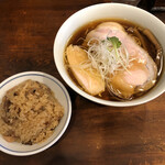 中華そば しば田 - 「中華そば」850円と「炊き込みご飯」150円