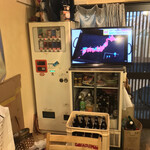 酒処 月あかり - タバコ自販機とテレビ