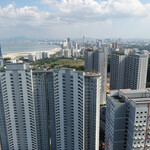 Red Garden Food Paradise - 山の手前の高いビルがコムタ