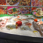 Red Garden Food Paradise - 大半がホール・フィッシュ