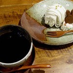 うさぎとぼく - でも、その前に腹ごしらえ。ちびつぬは、ごまと豆乳のモンブランと昭和町ブレンド。