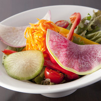 シンプルな野菜サラダ