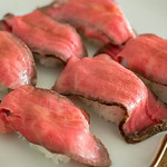 구운 쇠고기 고기 스시 (초밥)