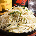 Stir-fried heaped bean sprouts
