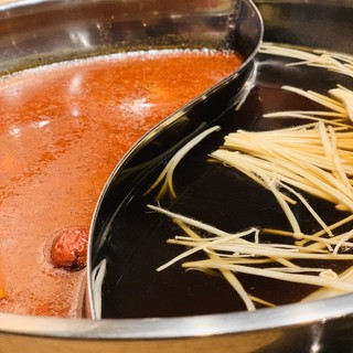 Create your own original hot pot with 4 types of homemade soup and 30 types of condiments.