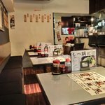 Wagen - 店内のテーブル席の風景です