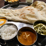 インド&ネパール料理 サントスティ - 2種類のカレー（1120円）