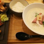 麺家 幸先坂 - ◆ぜいたく盛り◆♪上から
            味付玉子、柔らか角煮、ローストビーフ、牡蠣フライ★タルタルソース添え★♪
            
            ♪◆ライス中◆♪
            ◆三河赤鶏と魚介のぱいたんそば◆♪