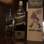 バー ジャダ - R2.1  ジョニウォーカーのボトルサイズ比較