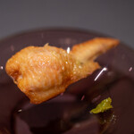 プレゼンテ スギ - 2020.1 鹿肉ソーセージを千葉錦爽どりの手羽に詰めて 自家菜園青唐辛子と青柚子の柚子胡椒