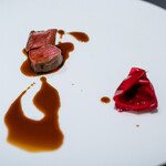 プレゼンテ スギ - 2020.1 鹿ロース低温調理 鹿と赤ワインのソース ビーツのピクルス