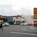 麺食堂 近江 - 県道５１号線に面しています