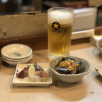 名古屋の立ち呑み 大安 - Cセット(刺身盛り合わせ、ナスの煮浸し、生ビール)