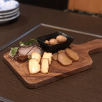 Kakurega Dainingu Rabu - 自家製燻製盛り合わせ(ベーコン、チーズ、たくあん、うずら、ナッツ)