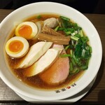 らーめん 鉢ノ葦葉 - 醤油ちゃーしゅー麺(半熟卵トッピング)