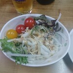 伊勢屋酒店 - サラダ付き。