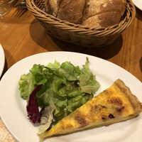 シャンパン食堂 - 前菜のサラダとキャベツとベーコンのキッシュ