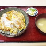 Masuya Shokudou - お新香と味噌汁が付いております。
                        味噌汁は家庭的な優しい味。