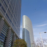 ラーメン二郎 - 食肉市場があるから、カラスも元気だよね