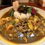 大衆中遊華食堂 八戒 - 3種あいがけ(海老の辛しカリィ、四川麻婆豆腐カリィ、生ラムクミン炒めカリィ)辛め、魯肉トッピング