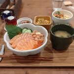 Cafe クマとサーモンと - 