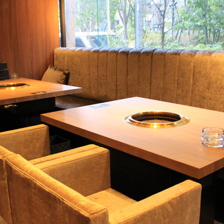【窓側テーブル席】最大12名まで着席できるので宴会利用に最適です。