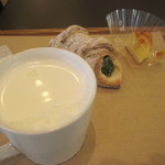 Sandoggu In Koubeya - ホットミルクとパン