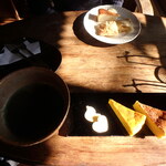 Cafe gula - おかしとお茶¥300・抹茶とチーズケーキ・ほうじ茶とアップルパイ